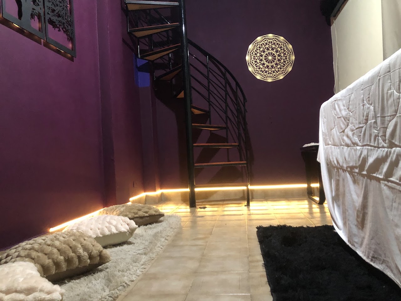 Sala de masaje con mandala dorado y luces cálidas en Vicente López